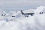 Un avión cisterna Airbus A330 Voyager KC3 realiza una operación de reabastecimiento en vuelo a cazas Eurofighter Typhoon FGR4.Créditos: Fuerzas Británicas en las Islas del Atlántico Sur (BFSAI).