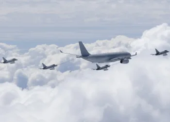Un avión cisterna Airbus A330 Voyager KC3 realiza una operación de reabastecimiento en vuelo a cazas Eurofighter Typhoon FGR4.Créditos: Fuerzas Británicas en las Islas del Atlántico Sur (BFSAI).