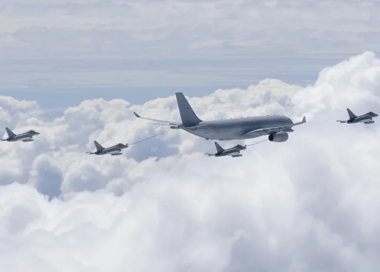 Un avión cisterna Airbus A330 Voyager KC3 realiza una operación de reabastecimiento en vuelo a cazas Eurofighter Typhoon FGR4.Créditos: Fuerzas Británicas en las Islas del Atlántico Sur (BFSAI).