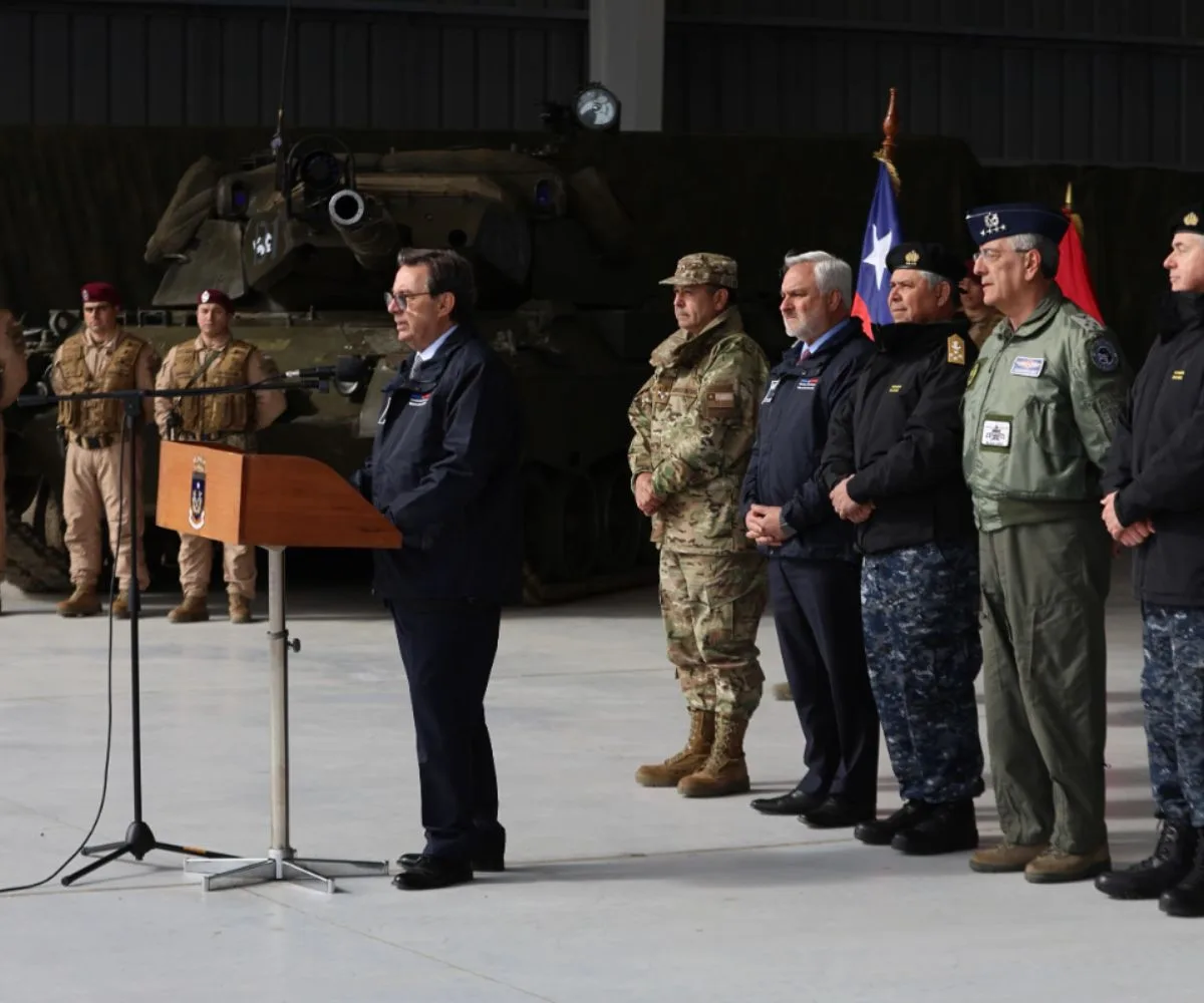 El ministro de Defensa de Chile, Fernando Barros, anuncia medidas clave en la base aérea Chabunco, ubicada en Punta Arenas, en la región de Magallanes y de la Antártica Chilena