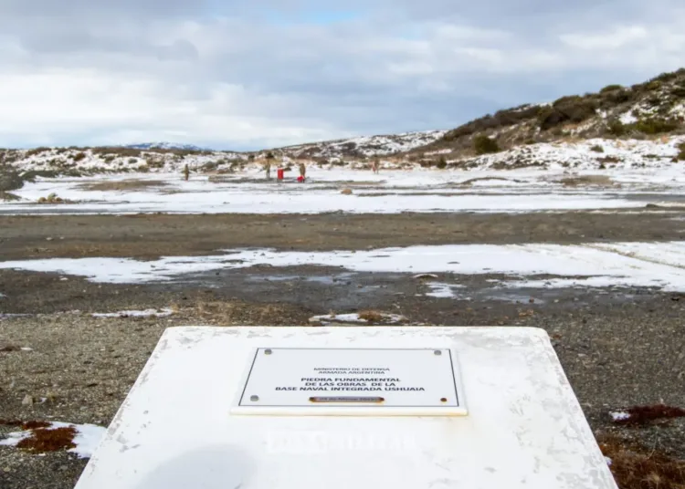 Piedra fundacional de la nueva Base Naval Integral de Argentina. Crédito: Mariano Videla Solá / Zona Militar