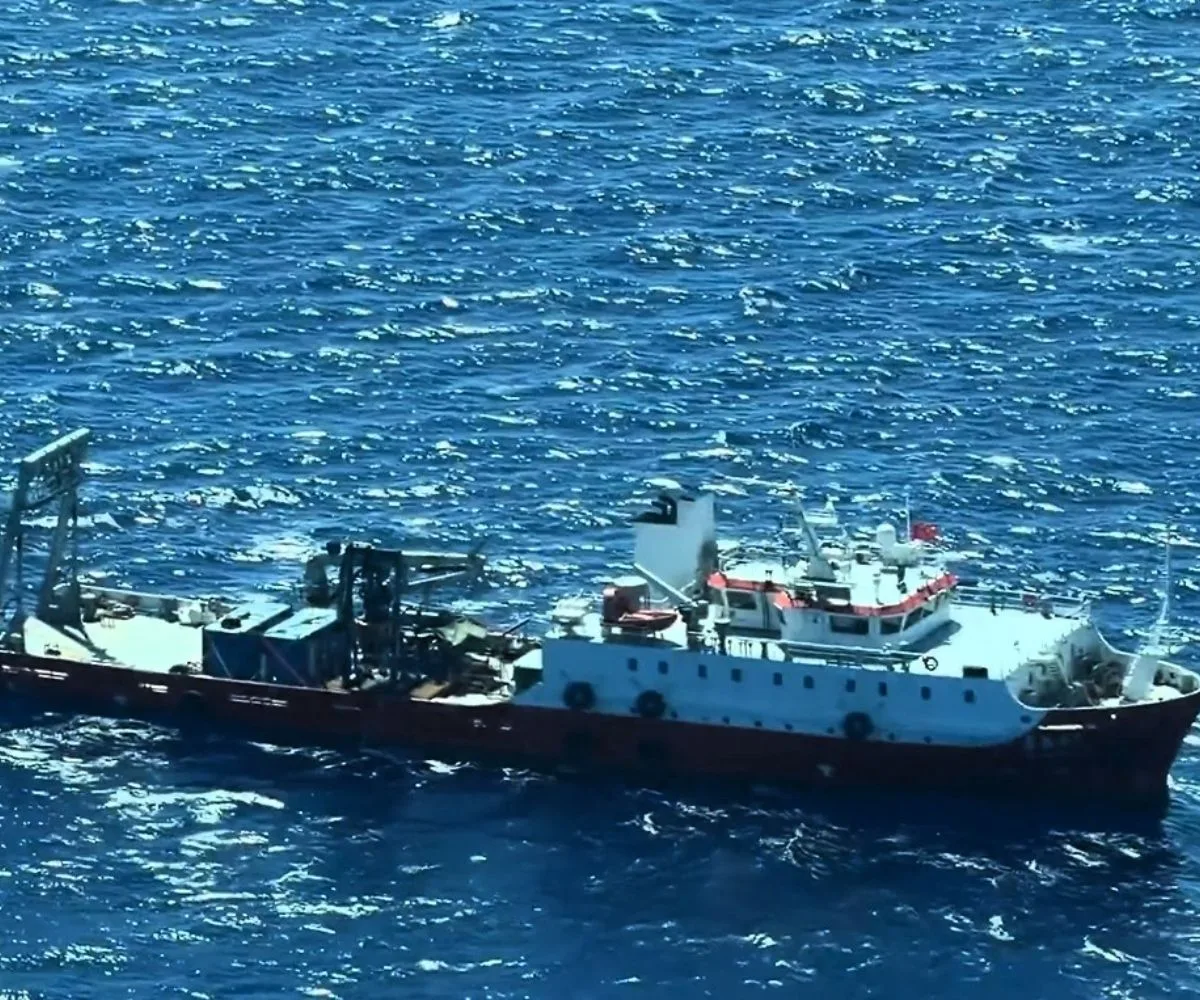 Vista aérea de un vuelo de vigilancia marítima de la Guardia Costera de Filipinas (PCG), donde se observa al buque de investigación chino JIA HAI KE 7 manteniendo su posición aproximadamente a 38 millas náuticas al noroeste de Itbayat, Batanes, el 28 de septiembre de 2026.