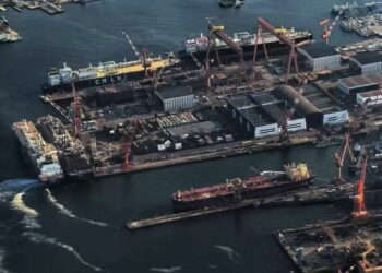 Imágenes satelitales recientes del astillero de Dalian donde se ensamblan módulos externos de sponson para el portaaviones Tipo 004 de China. Créditos: GeoPaul626.