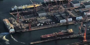 Imágenes satelitales recientes del astillero de Dalian donde se ensamblan módulos externos de sponson para el portaaviones Tipo 004 de China. Créditos: GeoPaul626.