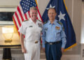 El almirante Samuel J. Paparo, a la izquierda, comandante del Comando del Pacífico de EE. UU., posa para una foto con el general Yang Zhibin, comandante del Comando del Teatro Oriental del Ejército Popular de Liberación, durante una reunión bilateral en el marco de la 28.ª Conferencia de Jefes de Defensa del Indo-Pacífico, celebrada en Victoria, Columbia Británica, Canadá, el 31 de agosto de 2026.