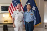 El almirante Samuel J. Paparo, a la izquierda, comandante del Comando del Pacífico de EE. UU., posa para una foto con el general Yang Zhibin, comandante del Comando del Teatro Oriental del Ejército Popular de Liberación, durante una reunión bilateral en el marco de la 28.ª Conferencia de Jefes de Defensa del Indo-Pacífico, celebrada en Victoria, Columbia Británica, Canadá, el 31 de agosto de 2026.