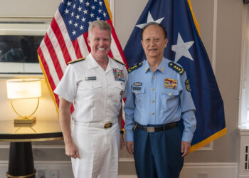 El almirante Samuel J. Paparo, a la izquierda, comandante del Comando del Pacífico de EE. UU., posa para una foto con el general Yang Zhibin, comandante del Comando del Teatro Oriental del Ejército Popular de Liberación, durante una reunión bilateral en el marco de la 28.ª Conferencia de Jefes de Defensa del Indo-Pacífico, celebrada en Victoria, Columbia Británica, Canadá, el 31 de agosto de 2026.