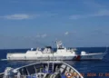 Guardia Costera de China (CCG) en el Mar de Filipinas Occidental frente a un buque filipino