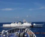 Guardia Costera de China (CCG) en el Mar de Filipinas Occidental frente a un buque filipino