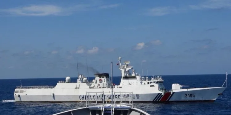 Guardia Costera de China (CCG) en el Mar de Filipinas Occidental frente a un buque filipino