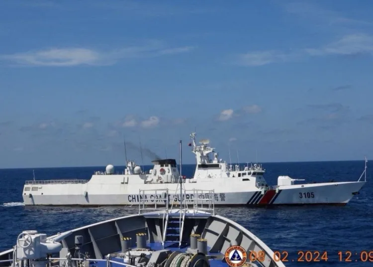 Guardia Costera de China (CCG) en el Mar de Filipinas Occidental frente a un buque filipino