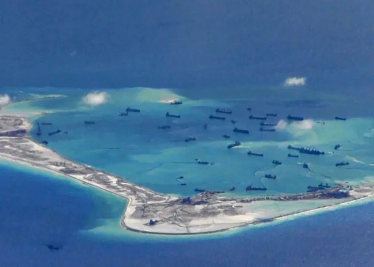 Movimientos de embarcaciones chinas cerca de las Spratly Islands, en el Mar de China Meridional, en una foto de archivo de la Marina estadounidense del 21 mayo de 2015. Imagen ilustrativa
