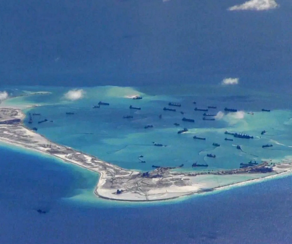 Movimientos de embarcaciones chinas cerca de las Spratly Islands, en el Mar de China Meridional, en una foto de archivo de la Marina estadounidense del 21 mayo de 2015. Imagen ilustrativa