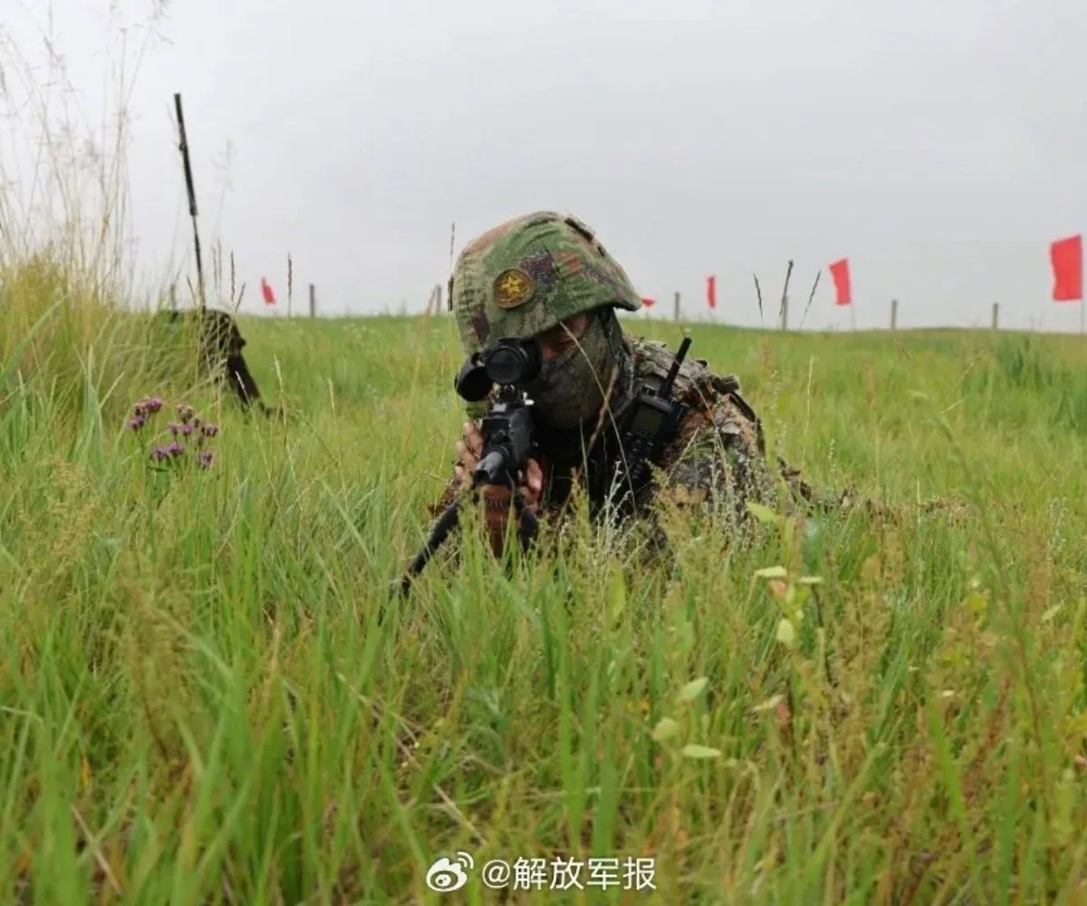 Un tirador de precisión del Ejército Popular de Liberación (EPL) de China permanece apostado y camuflado entre la vegetación, durante el ejercicio Cooperación en Defensa Fronteriza-2025. Imagen ilustrativa