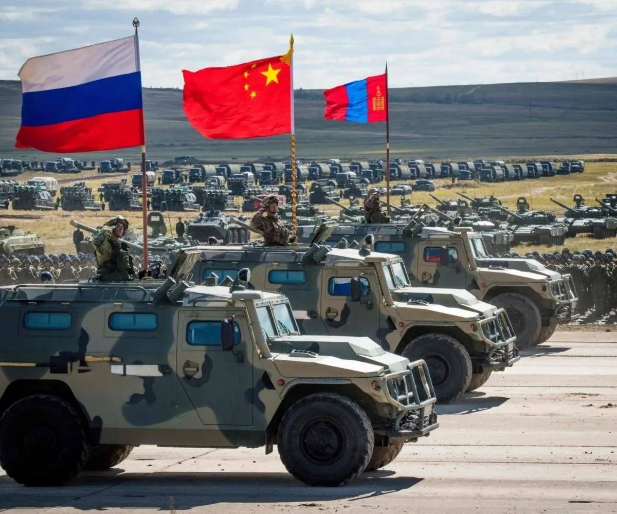 Tropas de las Fuerzas Armadas de China, Rusia y Mongolia participan en una demostración táctica de fuerza y coordinación estratégica. Imagen ilustrativa