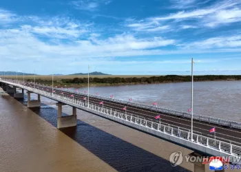 Un puente que une la ciudad fronteriza norcoreana de Rason con Khasan, en Rusia, se inaugura el 7 de septiembre de 2026, según muestra esta fotografía difundida al día siguiente por la Agencia Central de Noticias de Corea. (Solo para uso en la República de Corea. Prohibida su redistribución). (Yonhap)