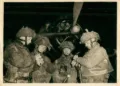 Soldados británicos de la 6º División Aerotransportada sincronizando sus relojes frente a un avión antes del salto en Normandía en 1944. Créditos: Ejército Británico.