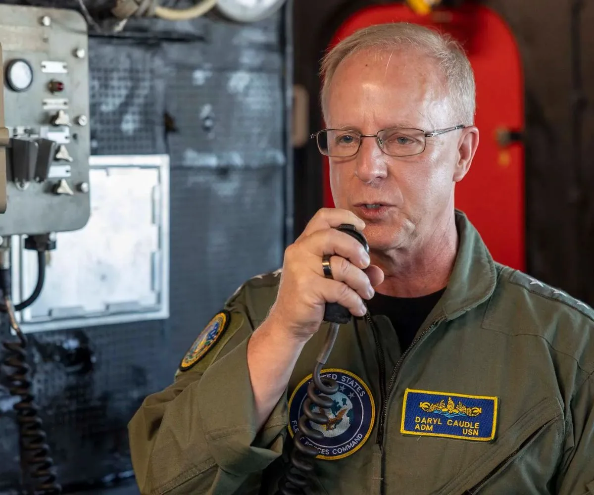 El almirante Daryl Caudle utiliza el sistema de anuncios 1MC desde el puente del destructor de misiles guiados de la clase Arleigh Burke, USS Mason (DDG 87), para dirigirse a la tripulación durante una visita al buque, el 13 de agosto de 2024.