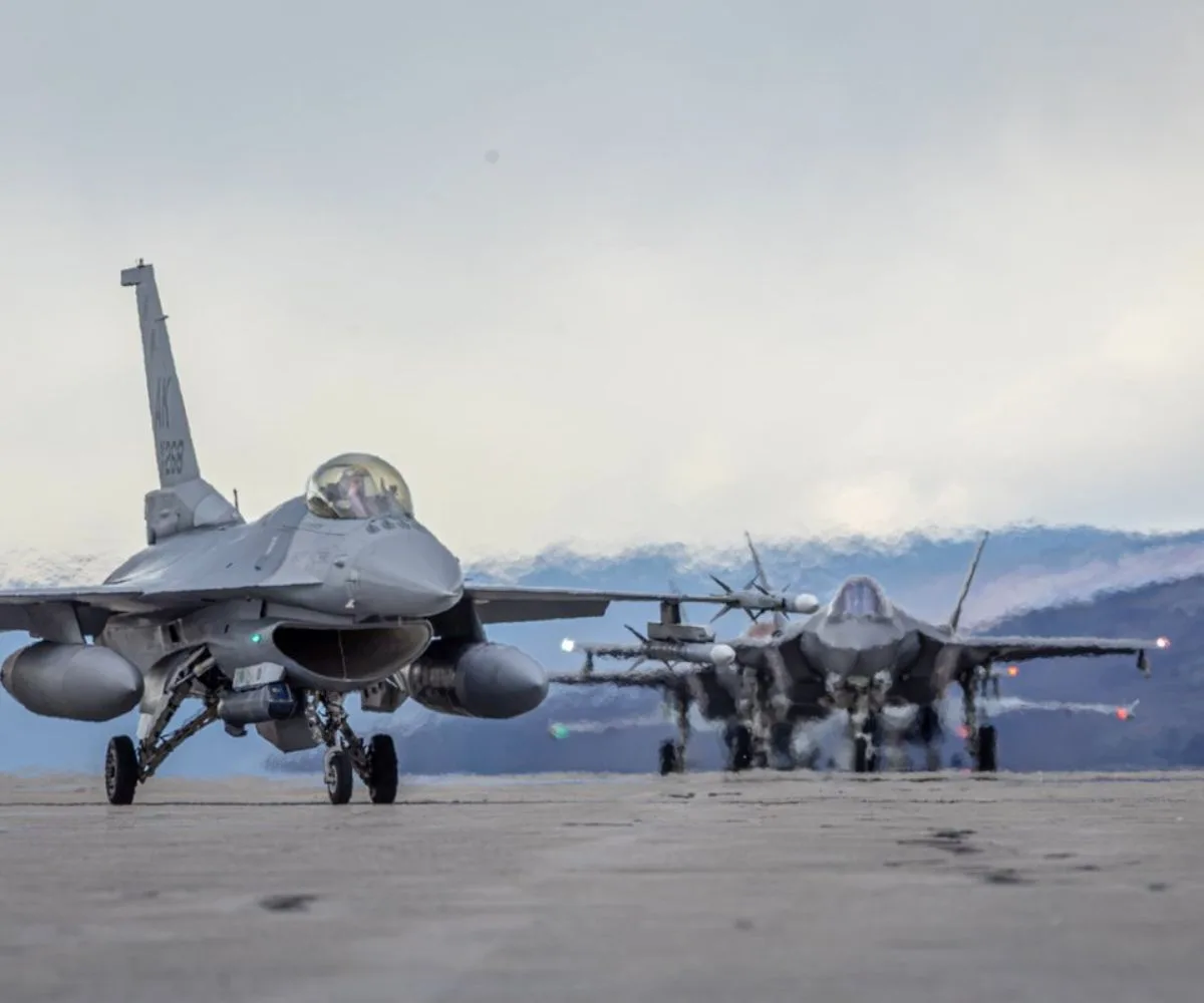 Un caza F-16 estadounidense y un F-35 danés en pista durante misiones en el Alto Norte