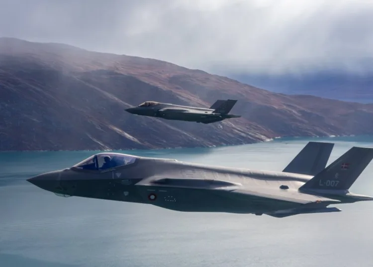 Cazas furtivos F-35 de la Fuerza Aérea de Dinamarca vuelan sobre Groenlandia, en el marco de Arctic Sentry de la OTAN