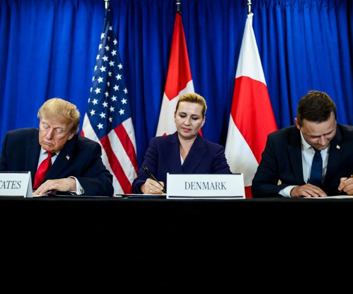 El presidente de los Estados Unidos, Donald Trump, la primera ministra de Dinamarca, Mette Frederiksen, y el primer ministro de Groenlandia, Jens-Frederik Nielsen, firman un acuerdo trilateral en Nueva York