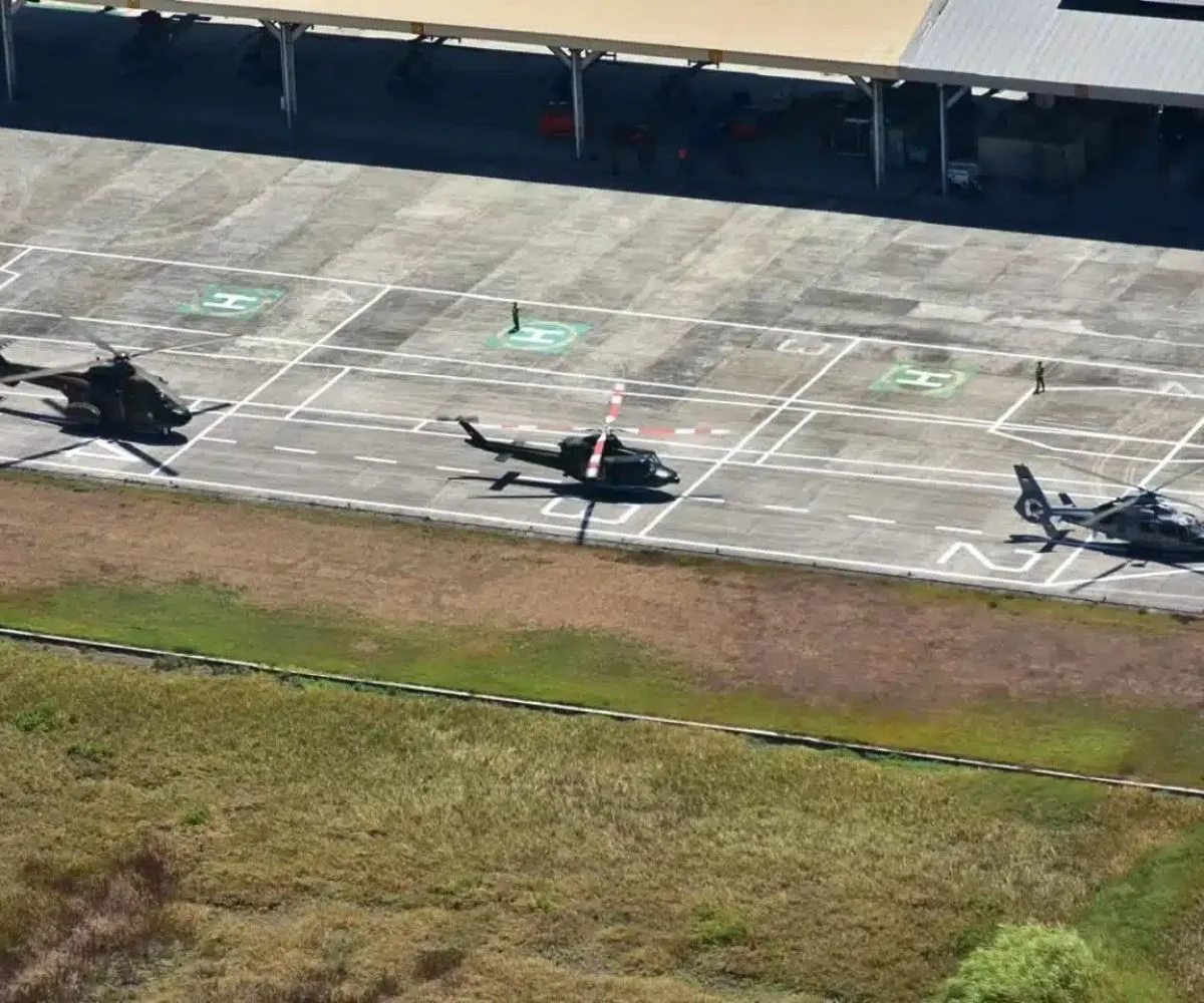 Helicópteros de la Armada, el Ejército y la Fuerza Aérea de Indonesia practicaron aterrizajes en la cubierta de vuelo simulada del portaaviones Garibaldi.