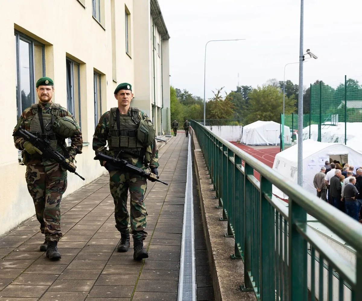 Miembros de las fuerzas de seguridad de Lituania aseguran los accesos de un centro logístico. Imagen ilustrativa
