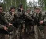 Los reservistas de una unidad de infantería del ejército lituano se preparan para desplegarse durante un entrenamiento en una base militar que acogerá a 5000 soldados alemanes el 28 de mayo de 2024.