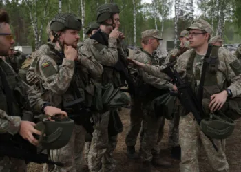 Los reservistas de una unidad de infantería del ejército lituano se preparan para desplegarse durante un entrenamiento en una base militar que acogerá a 5000 soldados alemanes el 28 de mayo de 2024.