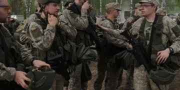 Los reservistas de una unidad de infantería del ejército lituano se preparan para desplegarse durante un entrenamiento en una base militar que acogerá a 5000 soldados alemanes el 28 de mayo de 2024.