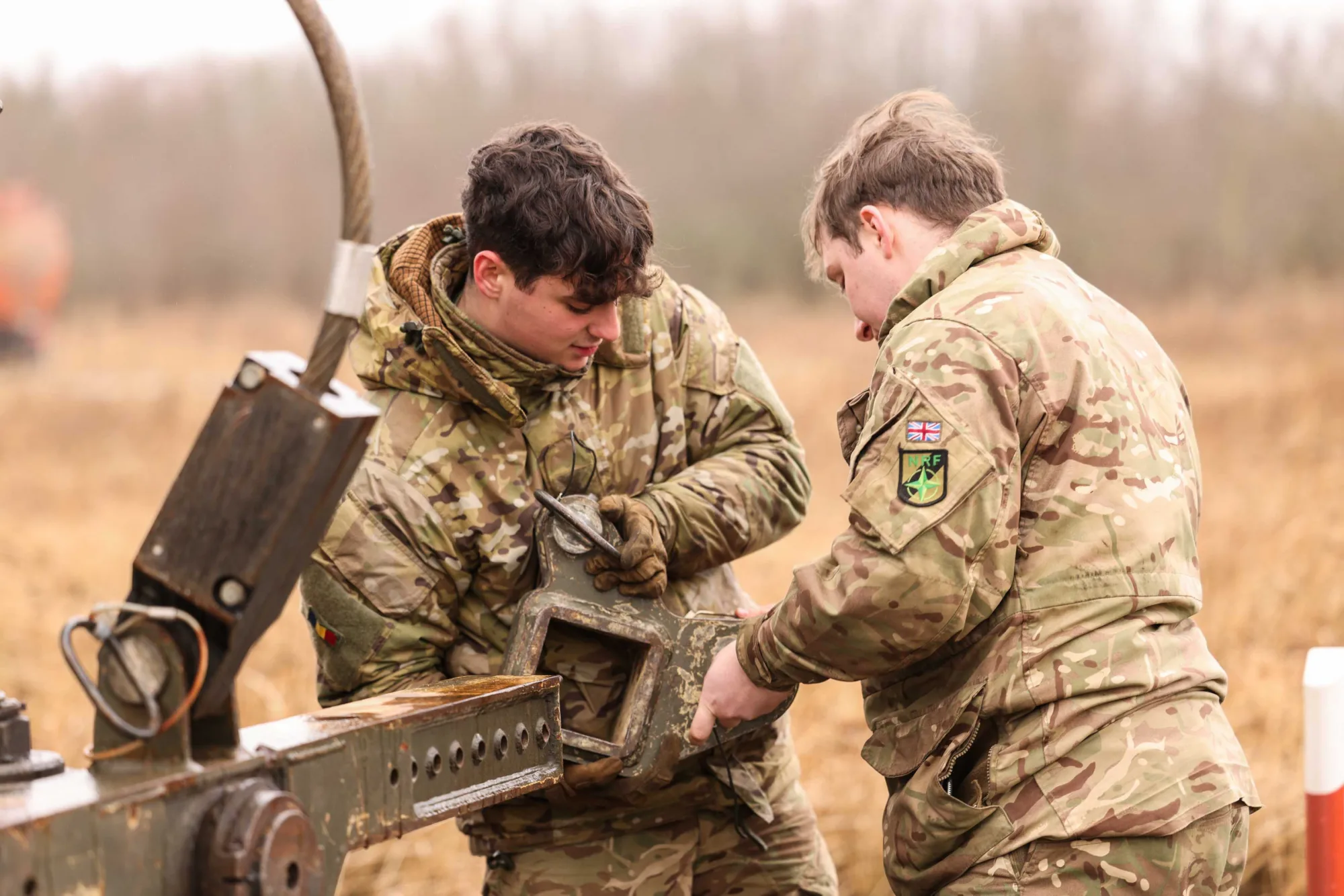 Soldados del 1º Batallón REME realizando entrenamiento de recuperación de vehículos en Polonia durante el Ejercicio Steadfast Defender 2024. Créditos: Ejército Británico.