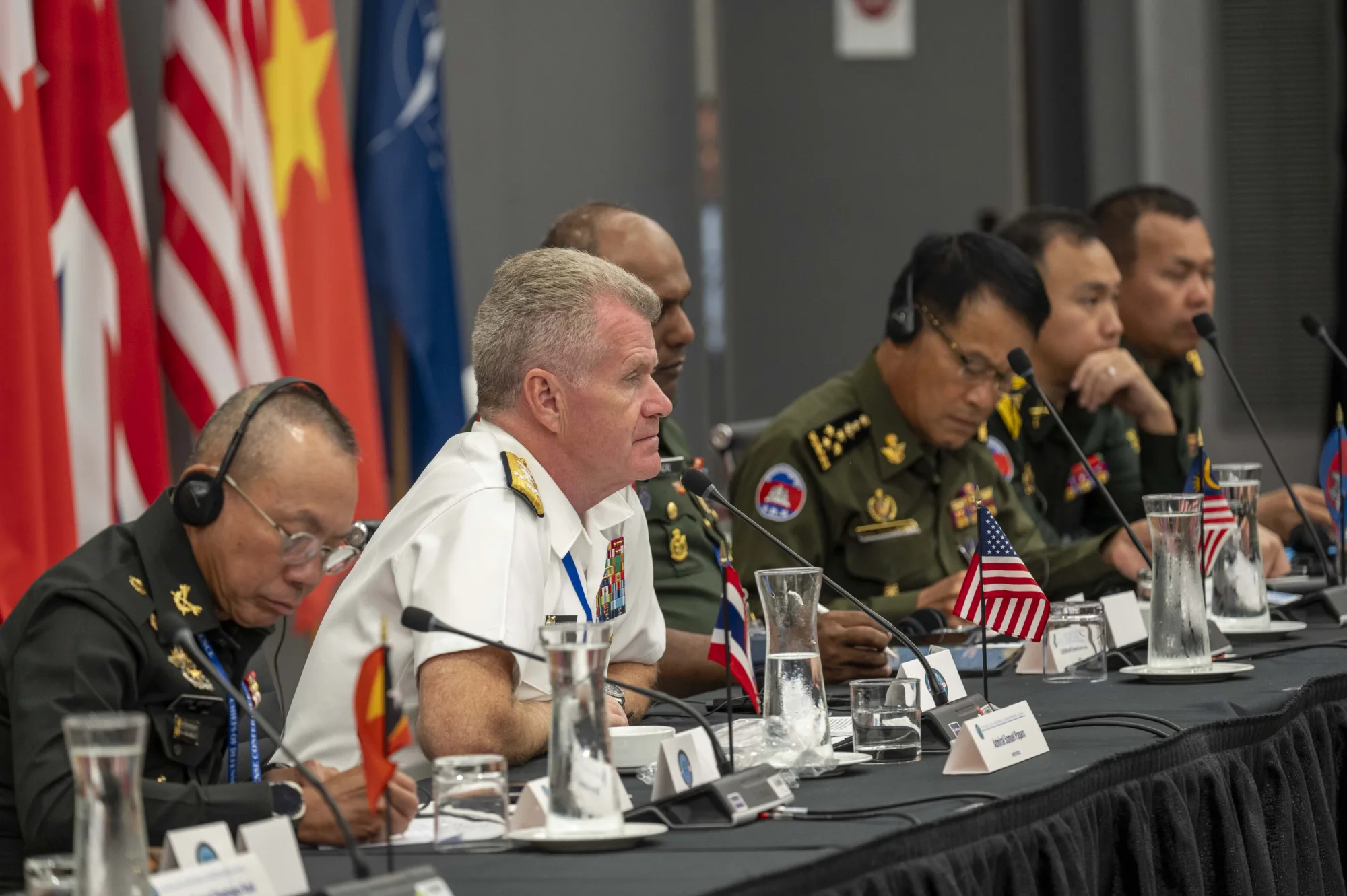 El almirante Samuel J. Paparo, en el centro, comandante del Comando del Pacífico de EE. UU., conversa con otros líderes de defensa durante una reunión de la ASEAN en el marco de la 28.ª Conferencia de Jefes de Defensa del Indo-Pacífico, celebrada en Victoria, Columbia Británica, Canadá, el 31 de agosto de 2026.