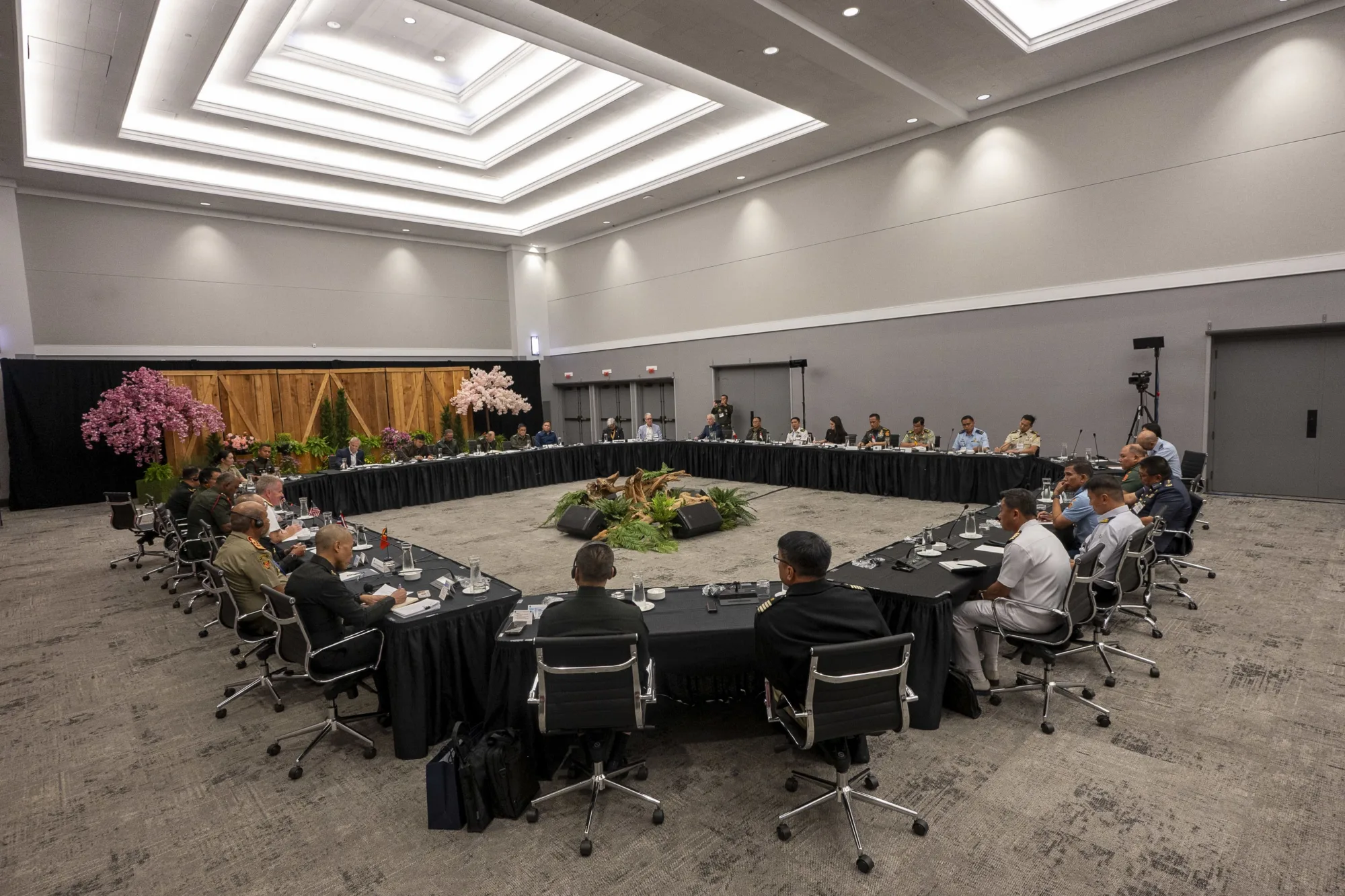 El almirante Samuel J. Paparo, a la izquierda, comandante del Comando del Pacífico de EE. UU., conversa con otros líderes de defensa durante una reunión de la ASEAN en el marco de la 28.ª Conferencia de Jefes de Defensa del Indo-Pacífico, celebrada en Victoria, Columbia Británica, Canadá, el 31 de agosto de 2026. La conferencia reunió a jefes de defensa y altos mandos militares de 29 países bajo el lema «Fortalecimiento de la seguridad colectiva: Superando los desafíos en un panorama dinámico del Indo-Pacífico».