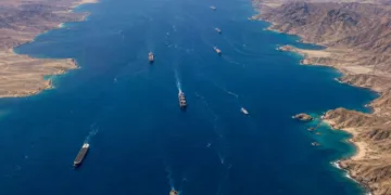 Vista aérea del estrecho de Bab el-Mandeb, un paso marítimo angosto que conecta el mar Rojo con el golfo de Adén y el mar Arábigo en Medio Oriente