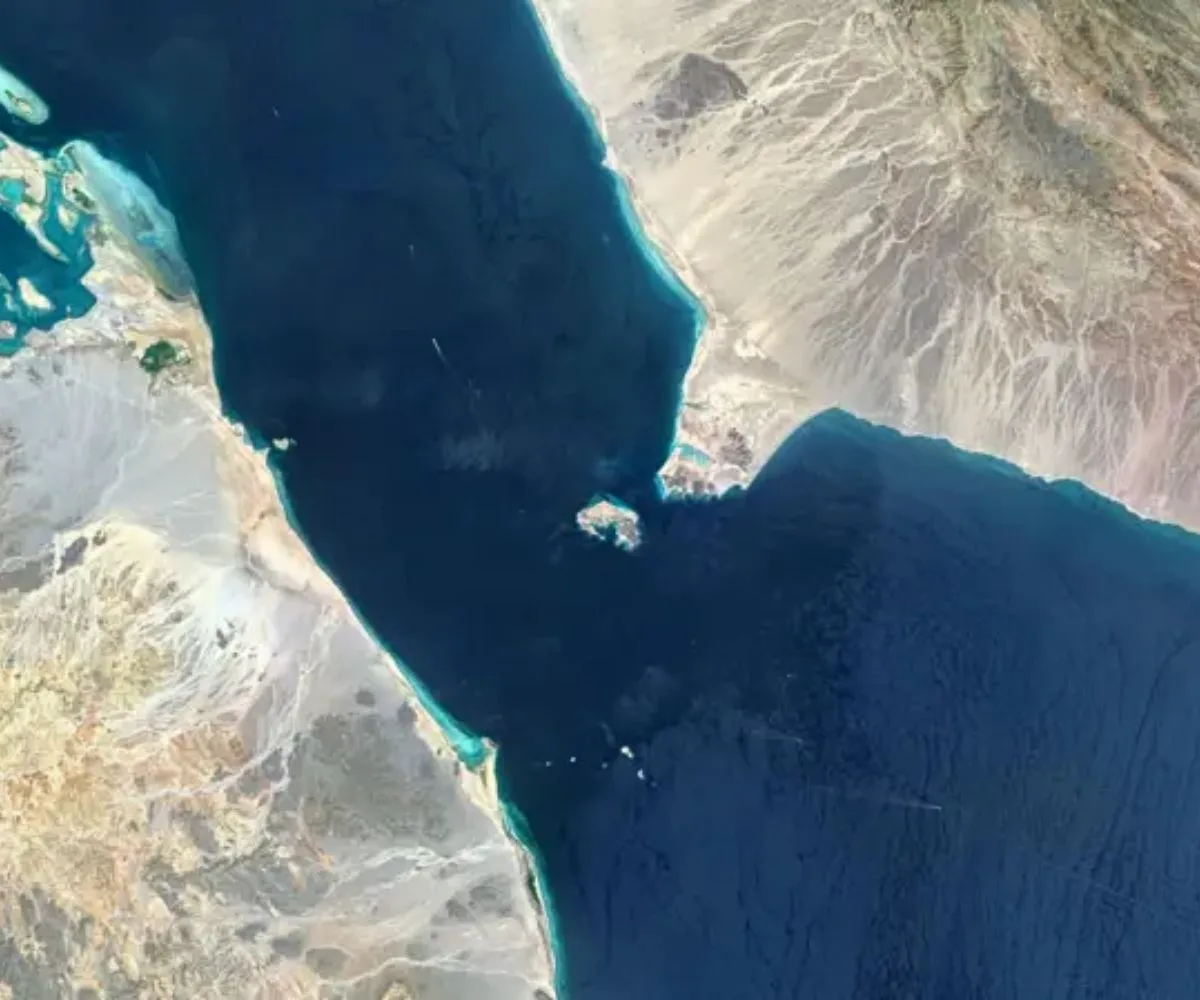 Imagen aérea del estrecho de Bab el-Mandeb, que conecta el mar Rojo con el golfo de Adén