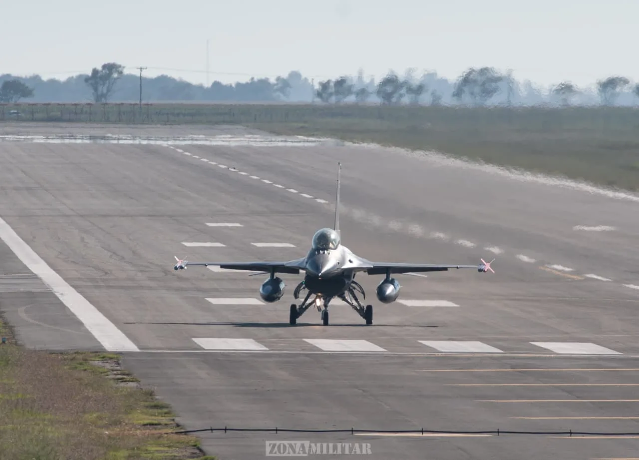Un F-16 de la Fuerza Aérea Argentina en vuelos iniciales desde Río Cuarto, el 30 de marzo de 2026
