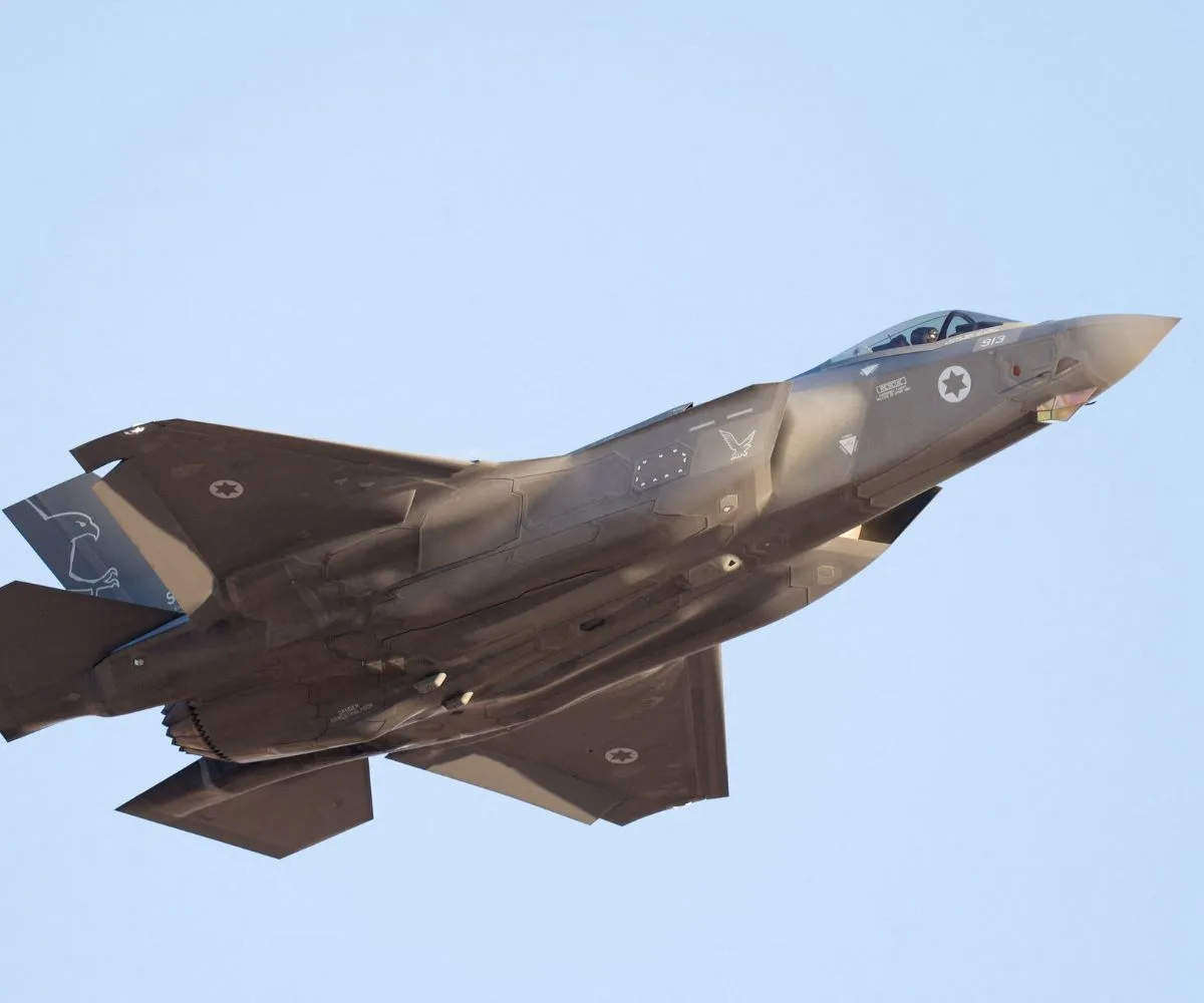 Un avión de combate F-35 vuela durante una ceremonia de graduación de pilotos de la Fuerza Aérea Israelí en la base aérea de Hatzerim, en el sur de Israel, el 29 de junio de 2023.