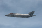 Un avión F-35B Lightning II del Escuadrón 617 de la RAF vuela junto a un Voyager de la RAF antes de realizar un reabastecimiento en vuelo como parte del ejercicio BERSAMA LIMA 25. Crédito: RAF