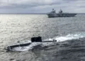 El portaaviones HMS Queen Elizabeth operando en el mar junto a un submarino noruego identificado como S302. Créditos: HMS Queen Elizabeth.