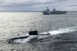 El portaaviones HMS Queen Elizabeth operando en el mar junto a un submarino noruego identificado como S302. Créditos: HMS Queen Elizabeth.
