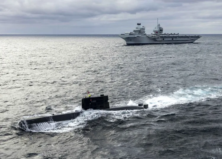 El portaaviones HMS Queen Elizabeth operando en el mar junto a un submarino noruego identificado como S302. Créditos: HMS Queen Elizabeth.