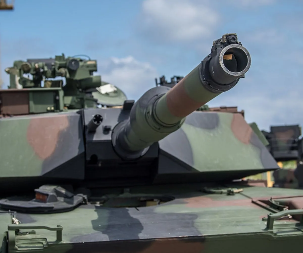 Vista en primer plano del cañón principal de un tanque de combate M1 Abrams, perteneciente a las Fuerzas Armadas de Polonia, durante una exhibición militar. Imagen ilustrativa