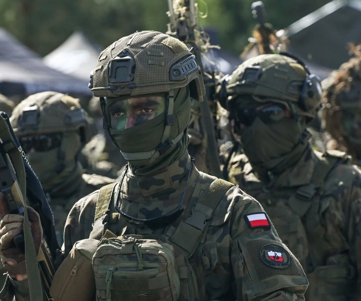 Soldados de las Fuerzas Armadas de Polonia se encuentran formados, durante un despliegue operativo. Imagen ilustrativa