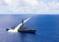 HMAS Sydney impacta un objetivo terrestre con un misil Harpoon superficie-superficie durante el Ejercicio Pacific Vanguard 2022. Créditos: Royal Australian Navy.