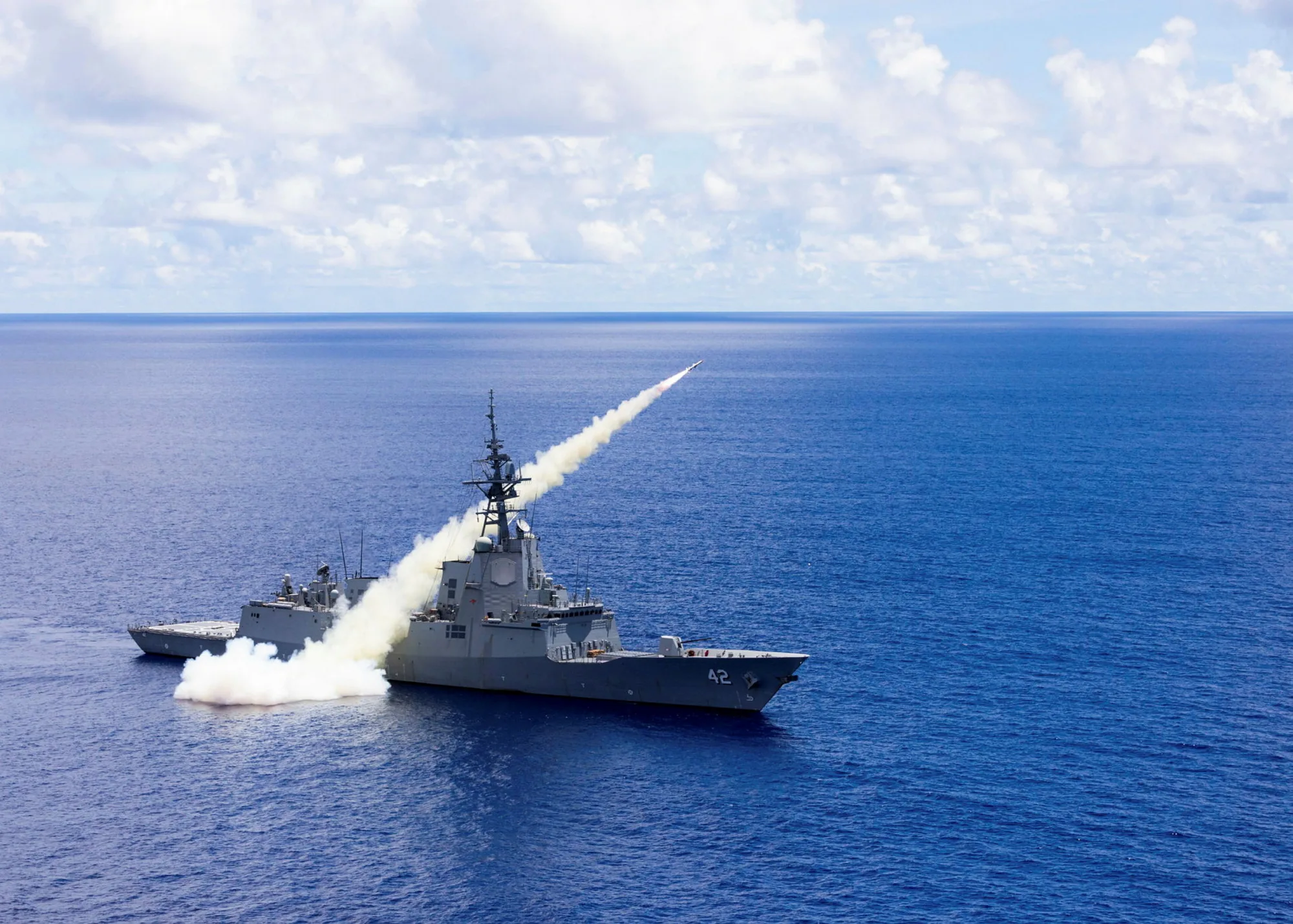 HMAS Sydney impacta un objetivo terrestre con un misil Harpoon superficie-superficie durante el Ejercicio Pacific Vanguard 2022. Créditos: Royal Australian Navy.