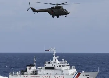 Helicóptero de la Fuerza Aérea y un barco de la Guardia Costera de Filipinas. Imagen ilustrativa