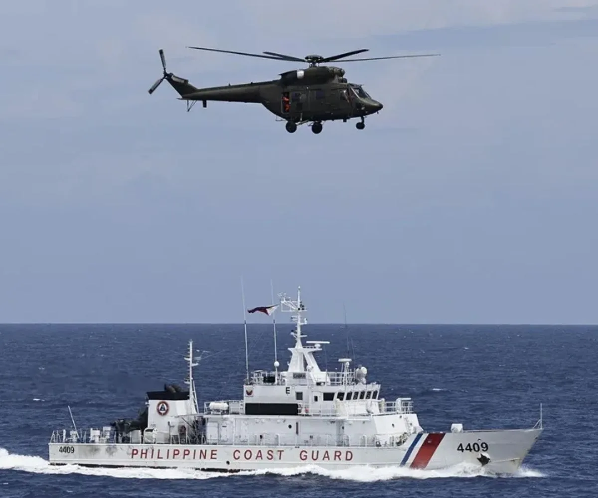 Helicóptero de la Fuerza Aérea y un barco de la Guardia Costera de Filipinas. Imagen ilustrativa
