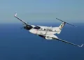 Aeronave de misiones especiales Beechcraft King Air, similar a las gestionadas por la Guardia Costera de Filipinas, sobrevuela el océano durante un ejercicio de reconocimiento. Imagen ilustrativa