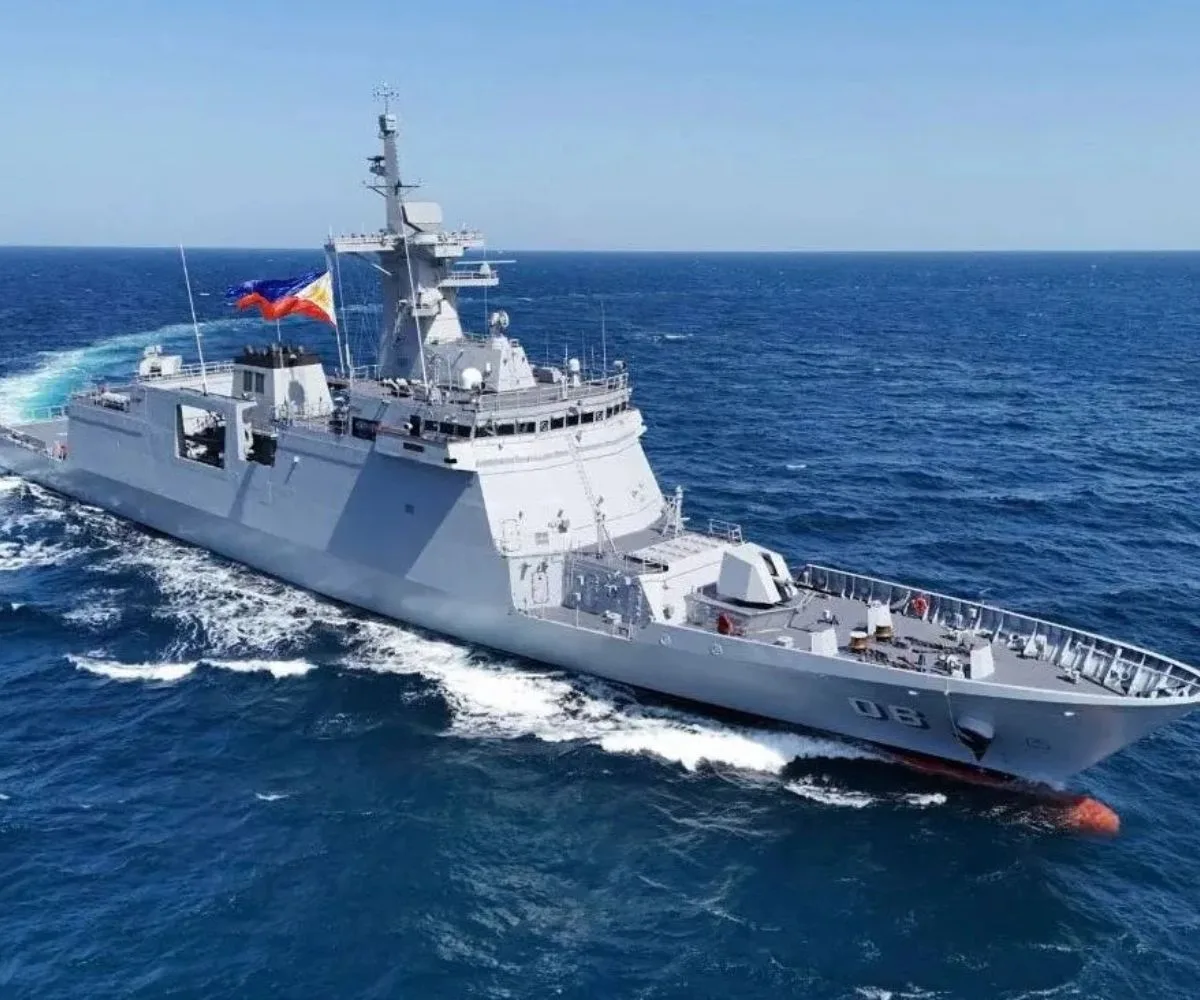 La fragata de misiles guiados BRP Miguel Malvar (FFG-6), de la Armada de Filipinas, navega en aguas del Indo-Pacífico durante maniobras de patrullaje marítimo. Imagen ilustrativa
