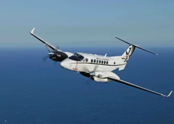 Aeronave de misiones especiales Beechcraft King Air, similar a las gestionadas por la Guardia Costera de Filipinas, sobrevuela el océano durante un ejercicio de reconocimiento. Imagen ilustrativa